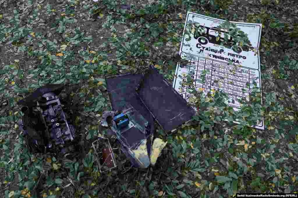 Уламки російського БпЛА типу Shahed біля таблички з зупинки громадського транспорту.Президент Володимир Зеленський повідомив, що окрім Києва, атака спричинила пошкодження також в області, і ще на Харківщині, Івано-Франківщині. Крім того, ударні дрони збивали на Сумщині, Хмельниччині, Кіровоградщині, Миколаївщині, Полтавщині та Херсонщині