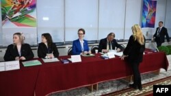 Сябры ўчастковай выбарчай камісіі ў Менску. 26 студзеня 2025 году. Фота AFP