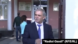 Каромат Шарипов у здания суда Исмоили Сомони