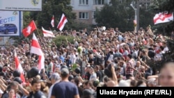 Пришедшие на прощание с погибшим во время протеста 10 августа минчанином Александром Тарайковским. 15 августа 2020 года.