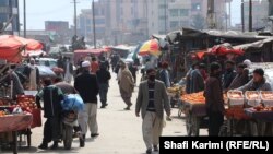 در بازار کارته نو کابل، مانند روزهای پیش از وضع مقررات قرنطینه، ازدحام است و از قرنطین رعایت توصیه‌های صحی خبری نیست.