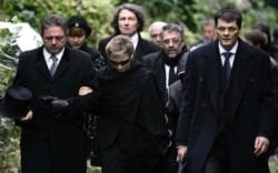 Марина Литвиненко с близкими на похоронах Александра Литвиненко в Лондоне. 7 декабря 2006 года