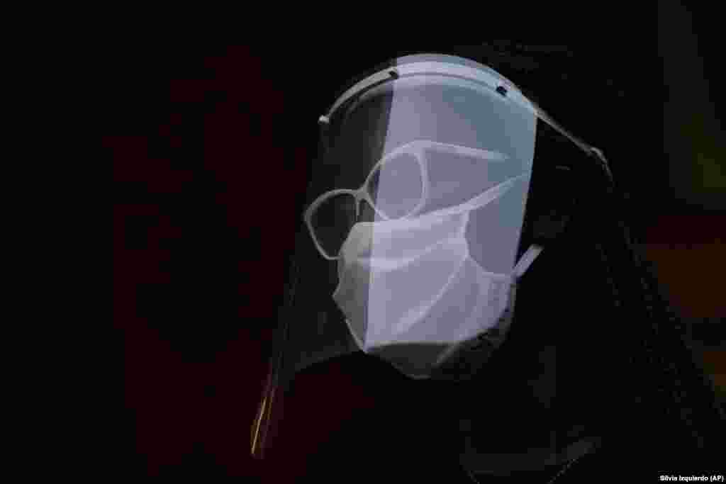 Жінка в масці та щиті для обличчя, як захисті перед коронавірусом, бере участь у протесті проти расизму та насильства поліції під час демонстрації&nbsp;&laquo;Black Lives Matter&raquo; в Дуке де Какс, Бразилія. 10 червня 2020 року