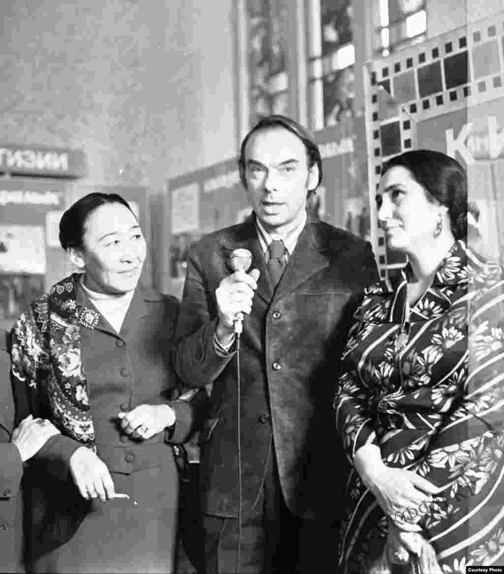 Алексей Баталов (&quot;Москва слезам не верит&quot;, &quot;Летят журавли&quot;, &quot;Девять дней одного года&quot;) на III съезде кинематографистов Киргизской ССР, 1975 год. Слева - Даркуль Куюкова.&nbsp;