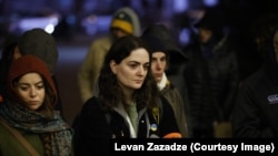 Грузинська журналістка Маріам Нікурадзе висвітлює акцію протесту в Тбілісі