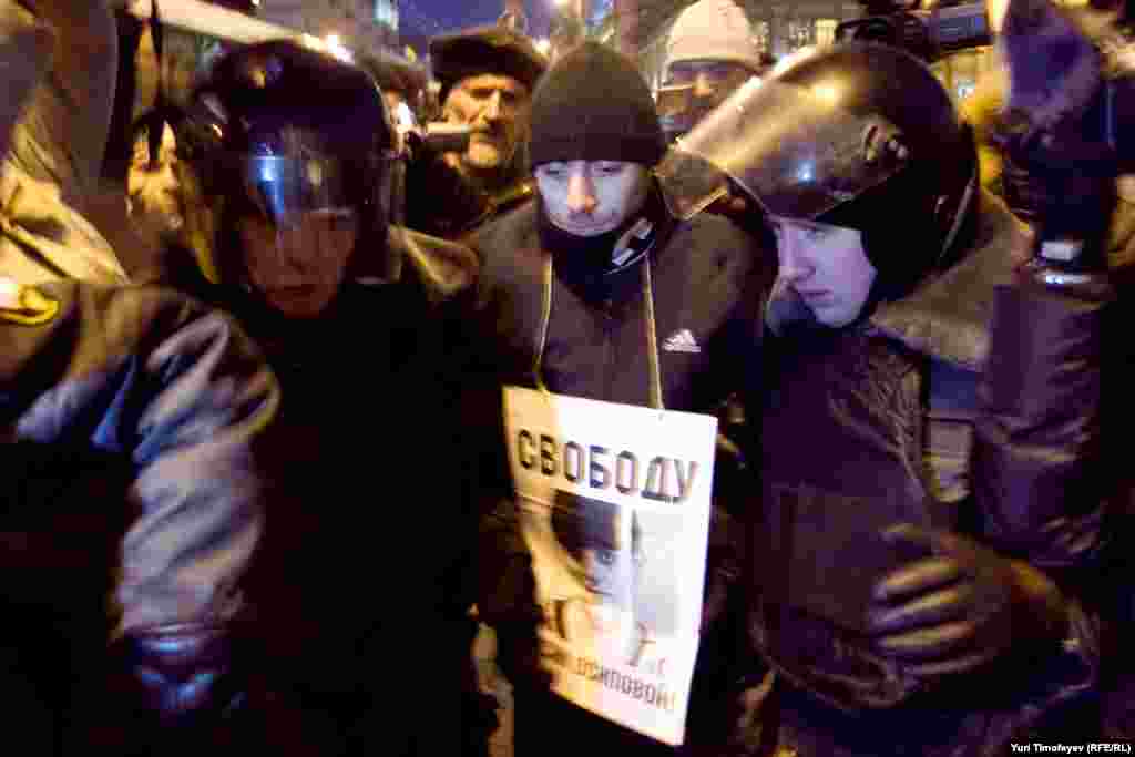 Шесть человек по очереди вставали в индивидуалные пикеты с плакатом &quot;Свободу Таисии Осиповой!&quot; все шестеро были задержаны в течении нескольких секунд.&nbsp;