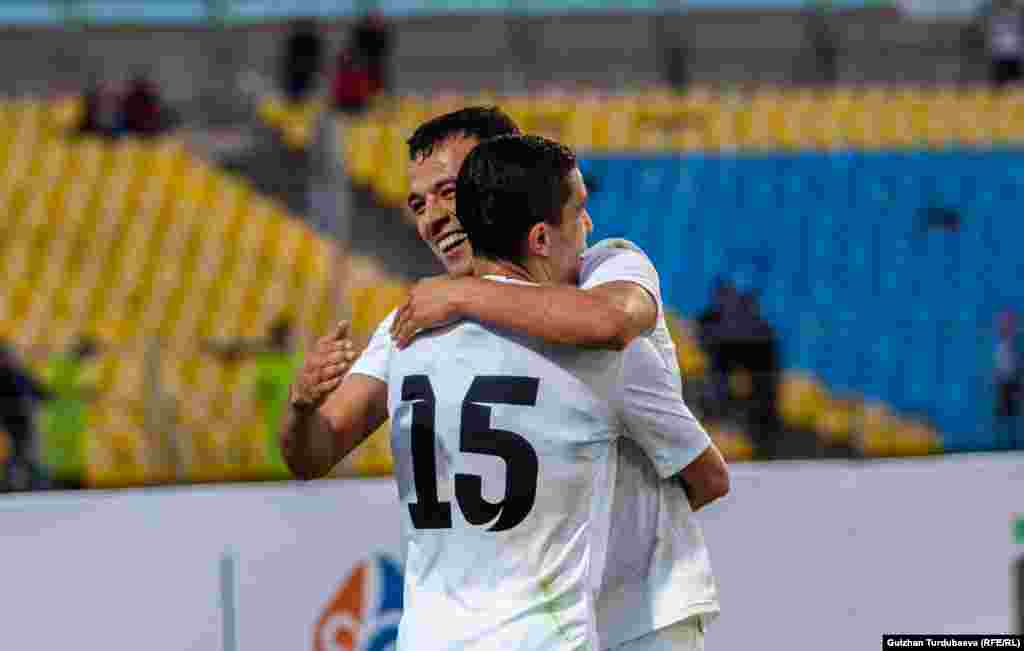 Турсунали Рустамов Миролим Ахмодовдун (15 номер) топ узатуусунан соң гол киргизди.