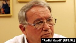 Ҷим Калахан, масъули равобит бо ҷомеаи сафорати Амрико дар Тоҷикистон