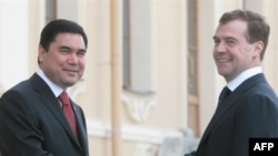 Түркмөнстандын президенти Гурбангулы Бердымухаммедов менен Орусия президенти Дмитрий Медведев.