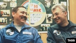 Командир экипажа "Союз-ТМ-32" Талгат Мусабаев и бортинженер Юрий Батурин. Байконыр, 27 апреля, 2001г.  