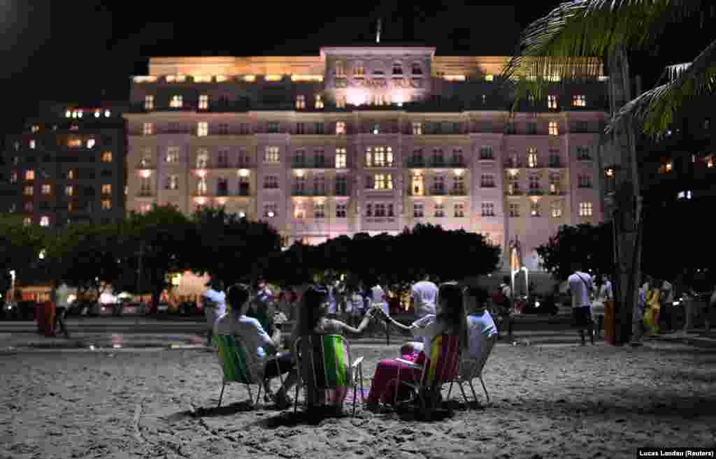 Бразилія, пляж Копакабана. Святкування нового 2021 року на тлі локдауну в зв’язку з коронавірусом