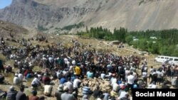 Жители Хорога хоронят погибших в ходе боестолкновений в Горном Бадахшане. Архивное фото.