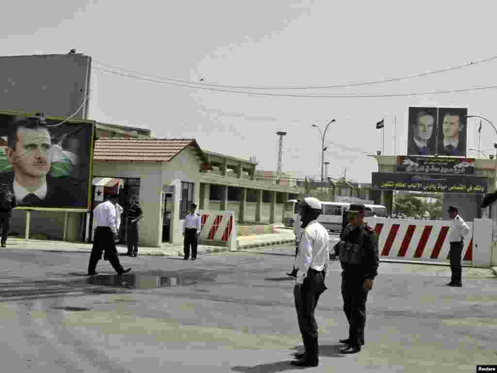 Бетонные ограждения у центральной тюрьмы в Дамаске.