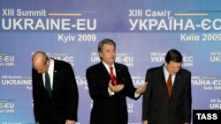Президент Віктор Ющенко (у центрі), голова Єврокомісії Жозе Мануель Баррозу (праворуч) і прем'єр-міністр Швеції Фредрік Рейнфельдт після саміту Україна-ЄС у Києві, 4 грудня 2009 року