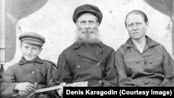 Степан Карагодин (в центре), которого в 1938 году  расстреляли после обвинения в шпионаже в пользу Японии. На фото он с супругой и сыном. Снимок предоставлен Денисом Карагодиным, правнуком репрессированного.