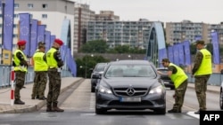 Польскія памежнікі правяраюць аўтамабілі на польска-нямецкай мяжы ў Слубіцах, на захадзе Польшчы, недалёка ад нямецкага Франкфурту-на-Одэры, 7 ліпеня 2025 году