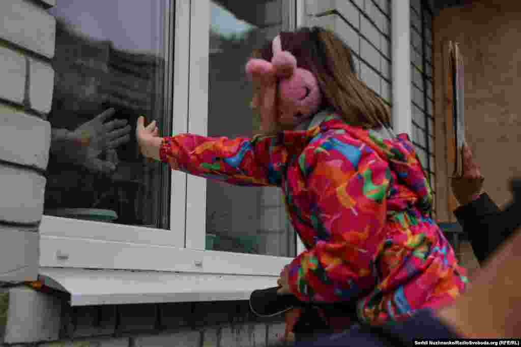 Дочка звільненого з полону українського військового разом із батьком