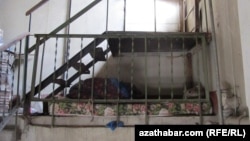 Türkmenistanda köp gatly jaýyň basgançagynyň aşagynda ýatan öýsüz adam. Arhiwden alnan surat