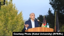 Бывший ректор Кабульского университета Мухаммад Усман Бабури выступает перед студентами и преподавателями, 22 сентября 2021 года