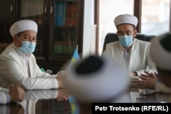Казак тилин үйрөнүү менен алектенип жаткан имамдар. Шор-Төбө (Сортөбе) кыштагы, Жамбыл облусу, Казакстан. 2021-жылдын 2-февралы.