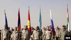 Президенттер (солдон оңго экинчи) С. Саркисян, К. Бакиев(солдон үчүнчү),  Н. Назарбаев(оңдон үчүнчү), Д. Медведев(оңдон экинчи), Э. Рахмон(оңдо биринчи) Казакстандын түштүгүндөгү аскерий машыгууда. 16-октябрь 2009-ж.