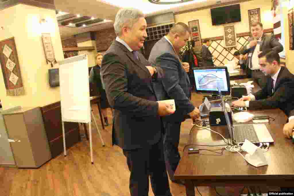 Кыргызстандын Орусиядагы элчиси Болот Отунбаев добуш берүүдө