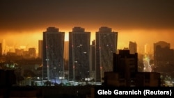 Взрыв беспилотника озаряет небо над Киевом во время массированного российского обстрела Украины 25 мая 2025 года