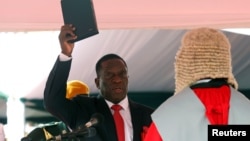 Зимбабвенің жаңа президенті Эммерсон Мнангагва ант беріп тұр. Хараре, 24 қараша 2017 жыл.