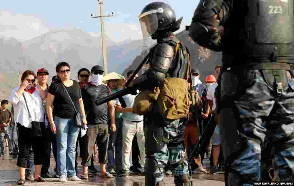 Police block a group of people near Atambaev&#39;s residence. In the early evening of August 8, Atambaev surrendered himself to police.&nbsp;