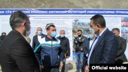   Өзбекстандын Фергана облусунун акими Хайрулло Бозоров Сох анклавынын тургундары менен жолугушуу учуру.  2020-жылдын 10-октябры.