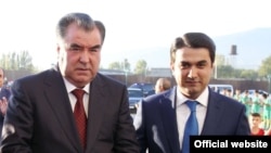 Тажик президент Эмомали Рахмон (ортодо), уулу Рустам (оңдо)