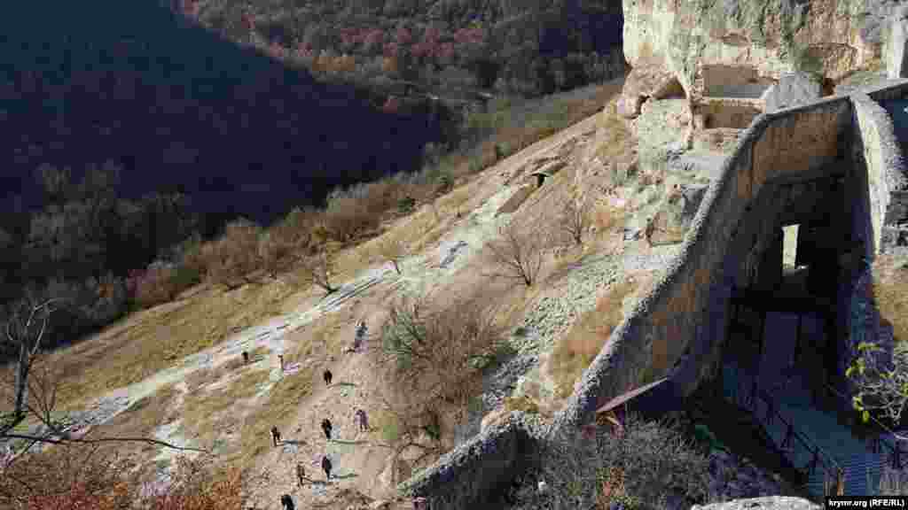 Туристи стежкою йдуть до Малих (Південних) воріт Чуфут-Кале &nbsp;