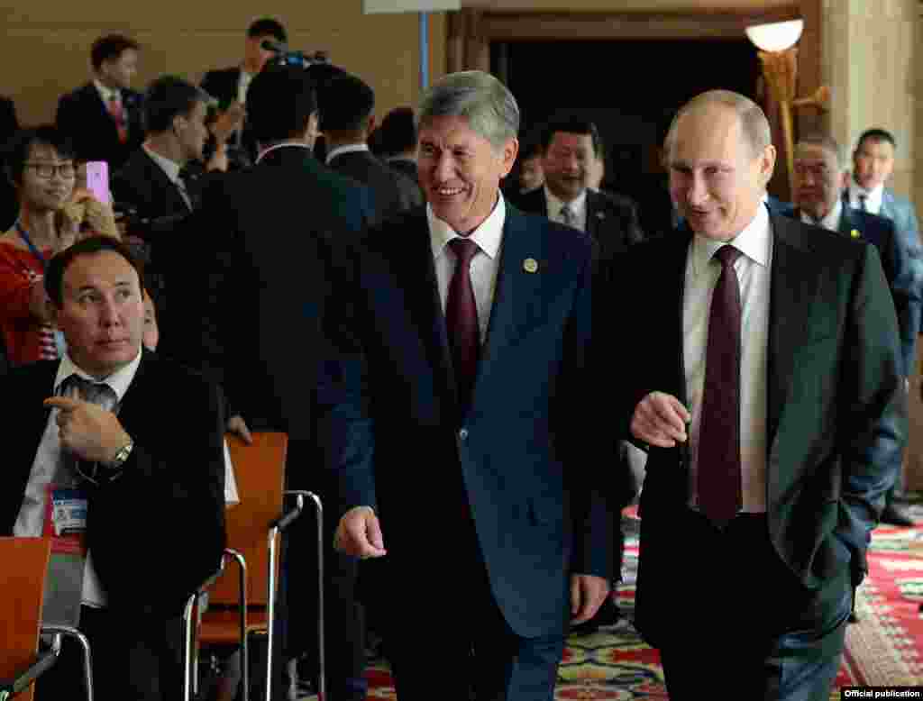 Президенты Кыргызстана и России перед подписанием итоговых документов