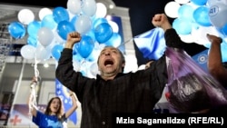 "Грузин кыялы" партиясынын тарапкерлери жеңишти белгилеп жатышат.