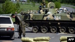 Украина -- Словянск шаарынын четиндеги украин аскерлери. 6-май, 2014. 