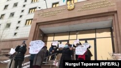Нур-Султанда нааразылык акциясына чыккан аялдар. 25-январь, 2021-жыл. 