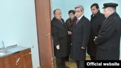 Армения – Президент Серж Саргсян инспектирует квартиру в новостройке в жилом комплексе «Муш-2» г. Гюмри, 23 декабря 2009 г.