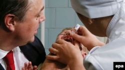 Заступник міністра охорони здоров’я України Ігор Перегінець привів на щеплення свого дворічного сина