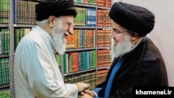 حسن نصرالله رهبر پیشین حزب الله لبنان که در این عکس با آیت‌الله علی خامنه‌ای رهبر مذهبی ایران دیده می‌شود.