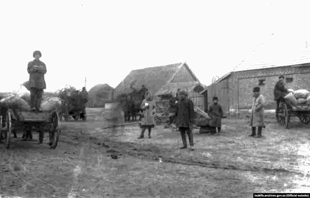 Здача хліба і сільськогосподарського приладдя для організації колгоспу імені Д. Бєдного в селі Удачне, 1930 рік