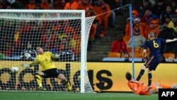Испанец Андрес Иньеста забивает победный гол в ворота команды Голландии в финале чемпионата мира 2010 г.