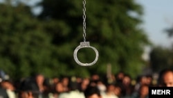 Дарға асылған адамның аяғынан салбырап тұрған кісен. Иран, 26 мамыр 2011 жыл.    