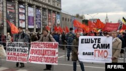 В КПРФ уверены: на партию предпринята психологическая атака, чтобы снизить её политическую активность в преддверии "осеннего наступления". На снимке: прошлогодняя сентябрьская акция против роста цен и социального неравенства.