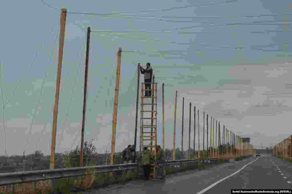 Будівництво антидронових сіток на трасі Слов’янськ – Ізюм. Ризикуючи потрапити під удари з повітря, військові інженери в середині вересня, почали натягувати антидронові сітки над дорогою 