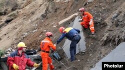 Սողանքի գոտում աշխատող փրկարարները: