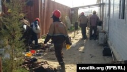 Нааразылык акциясынан кийин талкаланган буюмдар өрттөлгөн. 21-октябрь, 2020-жыл.