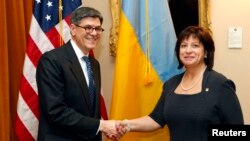 Міністри фінансів США та України Джейкоб Лью і Наталія Яресько під час однієї з попередніх зустрічей