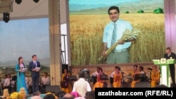 Официальное мероприятие в праздник урожая, Туркменистан (архивное фото) 