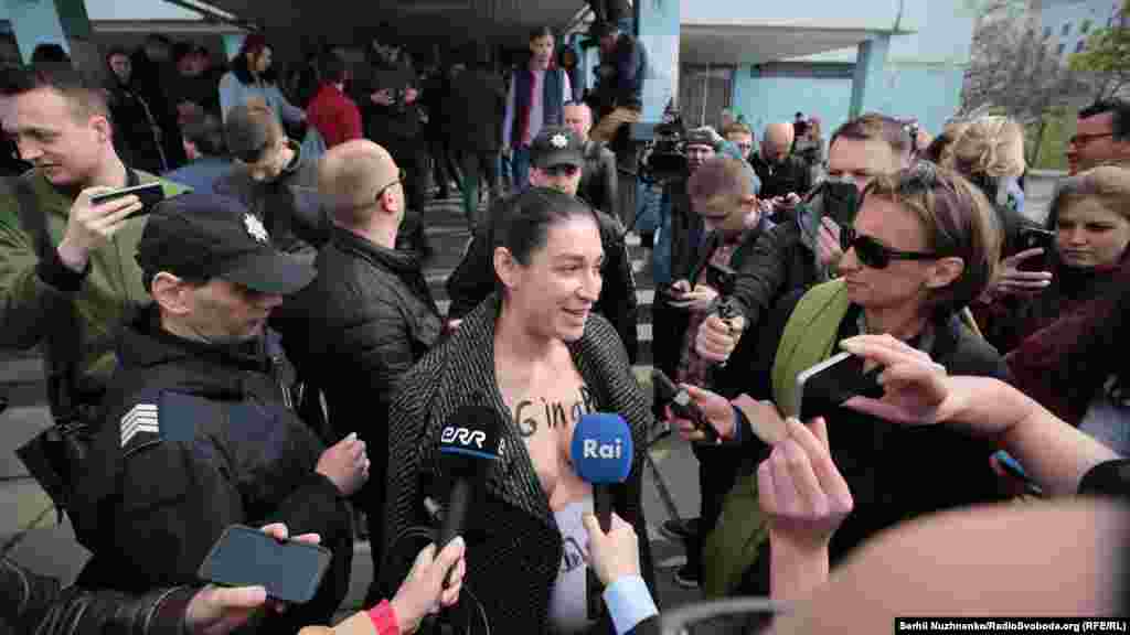 Yuliya adlı faalci saylav bölüginiñ yanına çıplaq köküsnen keldi, onıñ üstünde &quot;pig in a poke&quot; yazısı bar edi. &nbsp;