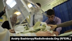 Комісія на виборчій дільниці починає підрахунок голосів. Фото з архіву